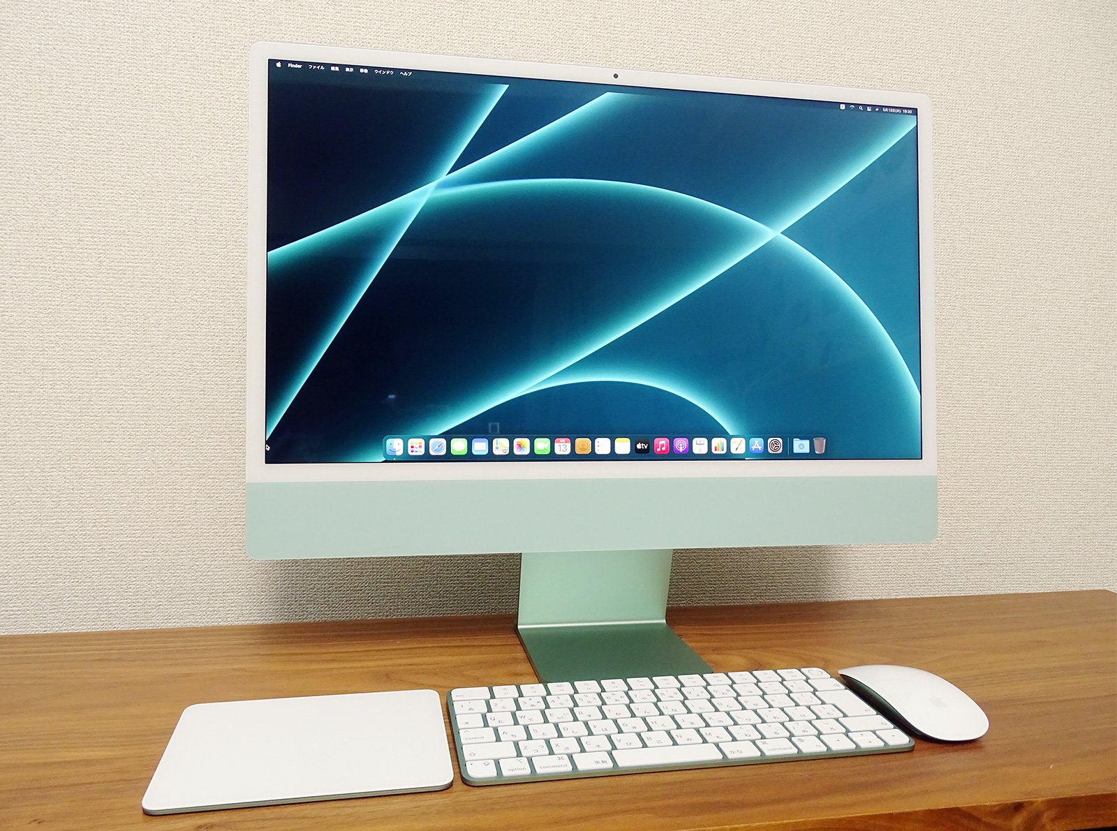 デザイン刷新のアップル「iMac」レビュー、24インチのデスクトップは 